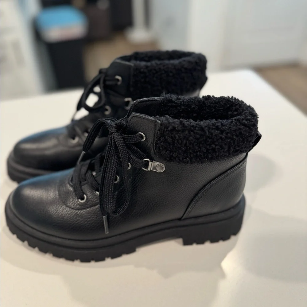 Old Navy Black Sherpa Lined Faux Leather Lace-Up Ankle Boots Size 8
